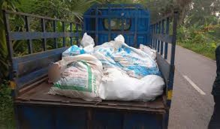 মরা মুরগি ভর্তি পিকআপ, দুর্গন্ধ পেয়ে আটক