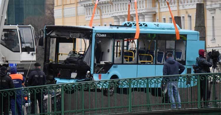  রাশিয়ায় যাত্রীবাহী বাস নদীতে পড়ে নিহত ৭