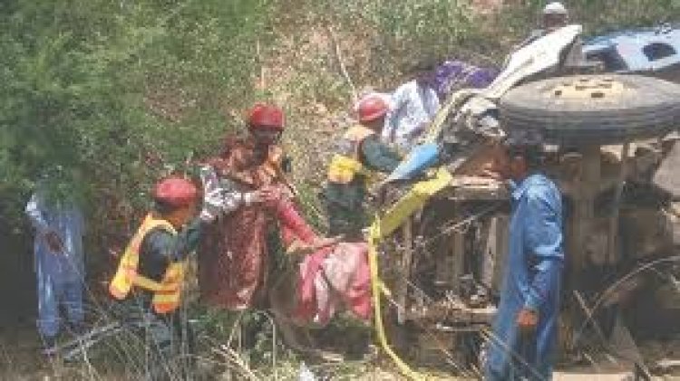 পাকিস্তানে ব্রেকফেল করে ট্রাক খাদে, একই পরিবারের ১৪ জন নিহত