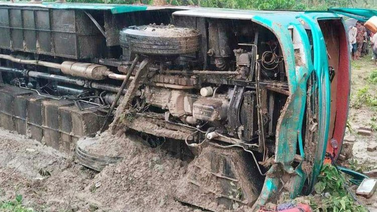 যশোরে বাস উল্টে ও ট্রাকচাপায় নিহত ৩