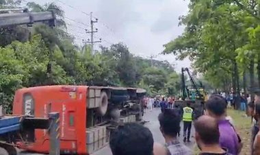 ফেনীতে মহাসড়কে বাস উল্টে নারী-শিশুসহ আহত ২০