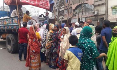 চাহিদামতো মিলছে না ওএমএসের চাল-আটা, বাড়ছে হাহাকার 