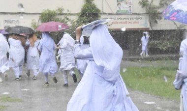 বৃষ্টিতে কেন্দ্রে যেতে এইচএসসি পরীক্ষার্থীদের ভোগান্তি