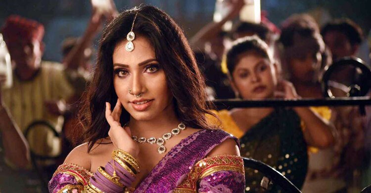 আবেদনময়ী লুকে আইটেম গানে প্রিয়া অনন্যা