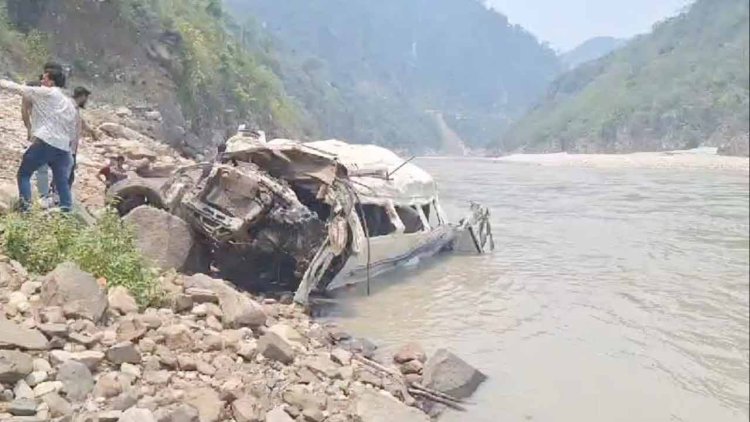 উত্তরাখণ্ডে পাহাড়ি রাস্তা থেকে নদীতে গাড়ি, নিহত ৮
