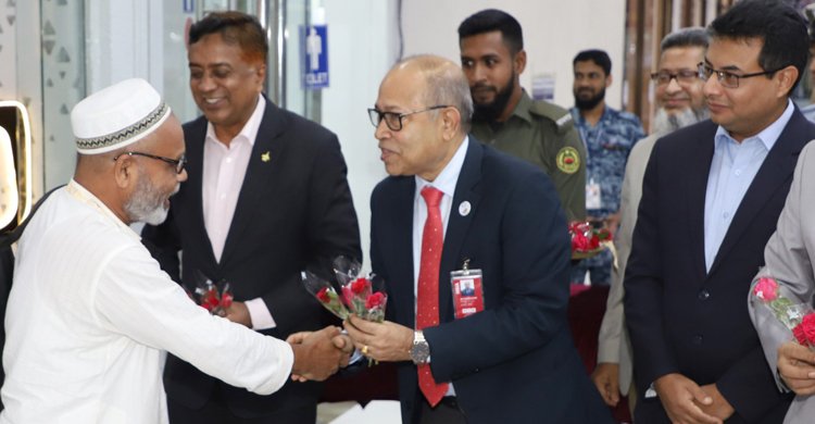 হজের ফিরতি ফ্লাইট শুরু ৪১৯ হজযাত্রী দেশে ফিরলেন আজ