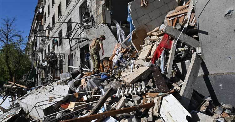  ইউক্রেনে আবাসিক ভবনে রাশিয়ার হামলায় নিহত ২, আহত অর্ধশত