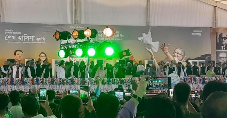  আওয়ামী লীগের প্রতিষ্ঠাবার্ষিকীর অনুষ্ঠান উদ্বোধন করলেন শেখ হাসিনা