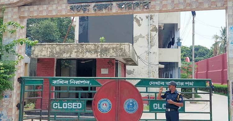  ছাদ ফুটো করে আসামি পলায়ন: ৩ কারারক্ষী বরখাস্ত