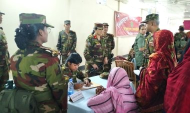 হাজীগঞ্জে সেনাবাহিনীর ফ্রি মেডিকেল ক্যাম্পেইন