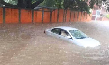 সকাল থেকেই রাজধানীতে তুমুল বৃষ্টি, রাস্তায় জমেছে পানি