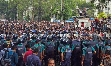 ব্যারিকেড ভেঙে বঙ্গভবন অভিমুখে শিক্ষার্থীরা