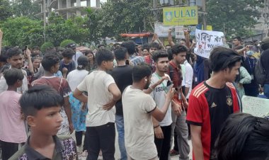 গাবতলী-সদরঘাট বেরীবাঁধ সড়কে বেসরকারি বিশ্ববিদ্যালয়ের শিক্ষার্থীদের অবস্থান 