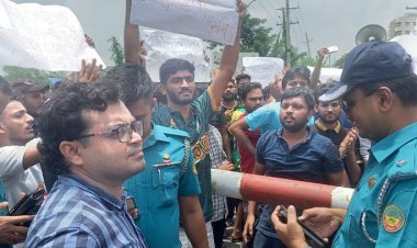 গাজীপুরে শিক্ষার্থীদের রেলপথ অবরোধ, আটকে আছে মৈত্রী এক্সপ্রেস