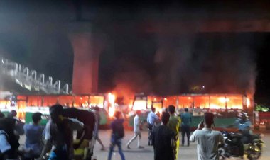 জাতীয় প্রেস ক্লাবের সামনে দুই বাসে আগুন