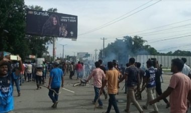 বেরোবি ভিসি অবরুদ্ধ, বাসভবন ভাঙচুর-অগ্নিসংযোগ