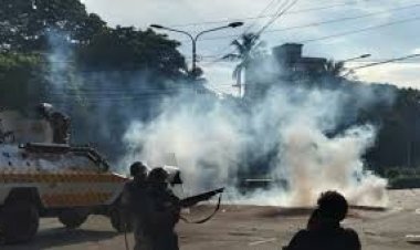 ঢাবিতে শিক্ষার্থীদের ওপর সাউন্ড গ্রেনেড, টিয়ারসেল ও রাবার বুলেট নিক্ষেপ