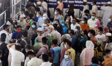 ব্যাংকে গ্রাহকের দীর্ঘ লাইন