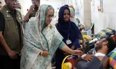 আহতদের দেখতে পঙ্গু হাসপাতালে প্রধানমন্ত্রী