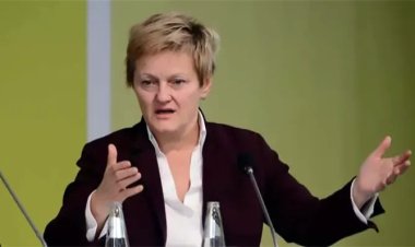 ক্রসরোডে দাঁড়িয়ে বাংলাদেশ, দেখছে সারা বিশ্ব