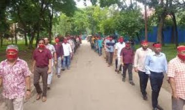 মুখে লাল কাপড় বেঁধে জাবি শিক্ষক-শিক্ষার্থীদের মিছিল