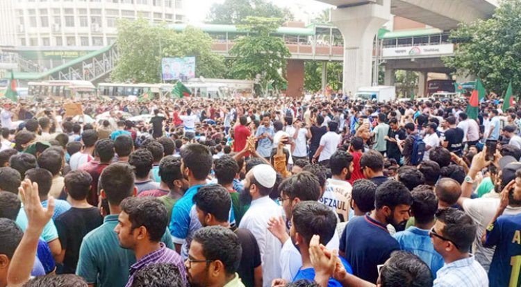 ফের শাহবাগ অবরোধ আন্দোলনকারী শিক্ষার্থীদের, যান চলাচল বন্ধ