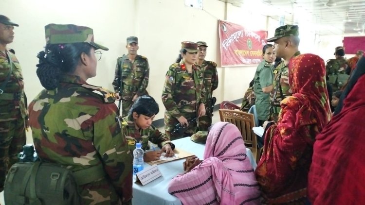 হাজীগঞ্জে সেনাবাহিনীর ফ্রি মেডিকেল ক্যাম্পেইন