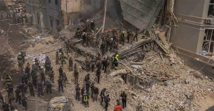 ইউক্রেনের বিভিন্ন শহরে রাশিয়ার ক্ষেপণাস্ত্র হামলায় শিশুসহ নিহত ৩৭