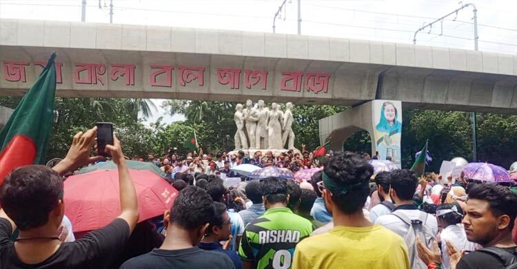  রাজু ভাস্কর্যে জড়ো হচ্ছেন কোটা আন্দোলনকারীরা