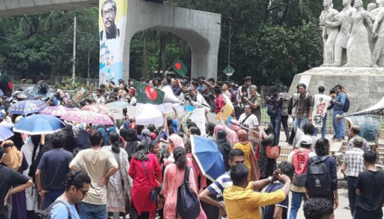 ঢাবিতে কোটা আন্দোলনকারীদের বিক্ষোভ চলছে
