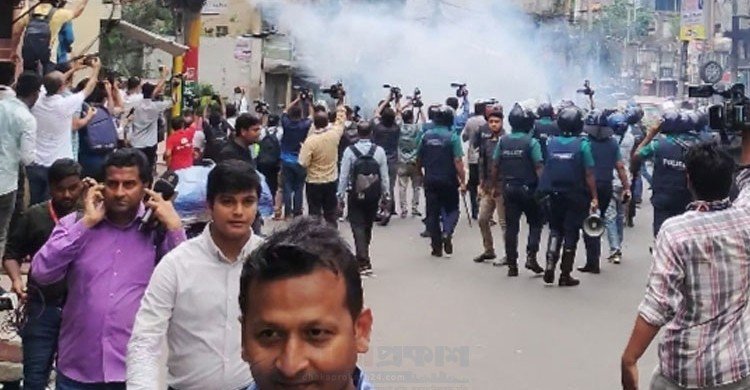 চট্টগ্রামে শিক্ষার্থীদের বিক্ষোভ, সংঘর্ষ, টিয়ারশেল নিক্ষেপ