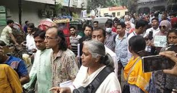 ঢামেকের সামনে অভিভাবকদের অবস্থান কর্মসূচি, পুলিশের বাধা