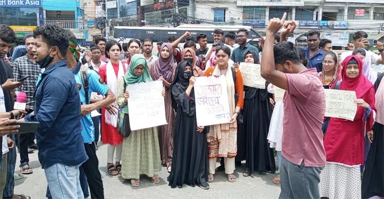  খুলনার শিববাড়ি মোড়ে অবস্থান নিয়েছেন ছাত্ররা