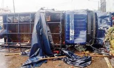 বিক্ষোভে উত্তাল বরিশাল: পুলিশের গাড়ি ও বক্স ভাঙচুর