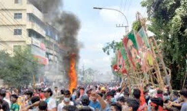 দিনাজপুরে হুইপ ও বিচারপতির বাসভবনে আগুন