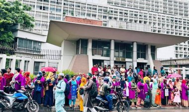 সচিবালয়ের সামনে ‘তথ্য আপা’ প্রকল্পে কর্মরত নারীদের অবস্থান