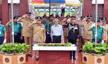 রাজারবাগ পুলিশ স্মৃতিসৌধে শ্রদ্ধা জানালেন স্বরাষ্ট্র উপদেষ্টা