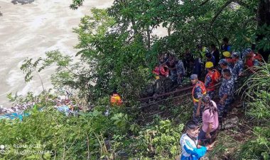 নেপালে বাস নদীতে পড়ে নিহত ১৪ : ভিডিও