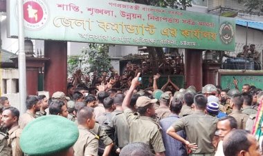  চাকরি জাতীয়করণের দাবিতে আনসার সদস্যদের বিক্ষোভ