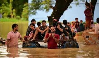 ত্রাণের জন্য অপেক্ষায় সম্বলহীন মানুষ