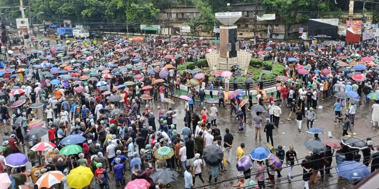 বগুড়ায় গুলি ও বৃষ্টি উপেক্ষা করে শিক্ষার্থীদের বিক্ষোভ