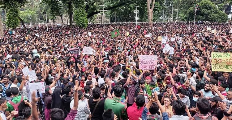 ঢাকার রাজপথে ছাত্র-জনতার উল্লাস