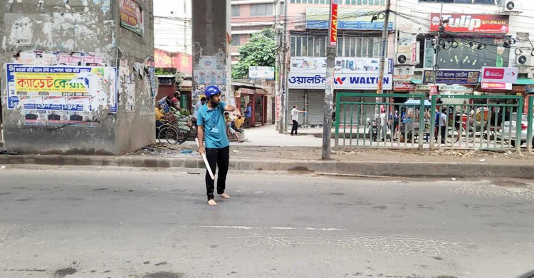  তৃতীয় দিনের মতো রাস্তার ট্রাফিক নিয়ন্ত্রণে শিক্ষার্থীরা