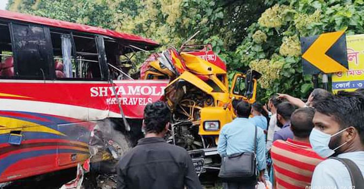  ঠাকুরগাঁওয়ে বাস-তেলবাহী ট্যাংকার মুখোমুখি সংঘর্ষে নিহত ২