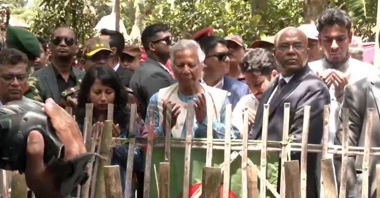  আবু সাঈদের কবর জিয়ারত করলেন ড. ইউনূস