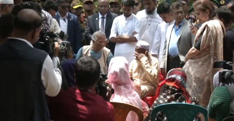  প্রধান উপদেষ্টার সামনে কান্নায় ভেঙে পড়লেন আবু সাঈদের বাবা