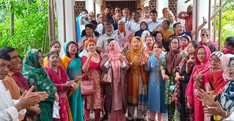  প্রধান বিচারপতির পদত্যাগের দাবিতে আইনজীবীদের বিক্ষোভ