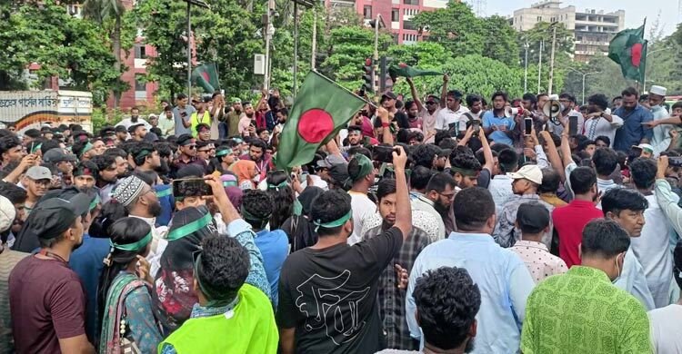  শিক্ষা ভবন মোড়ে অবস্থান আন্দোলনকারীদের