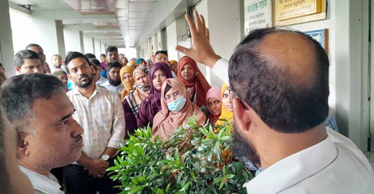  পদোন্নতির দাবিতে জনপ্রশাসন মন্ত্রণালয়ের কর্মচারীদের বিক্ষোভ