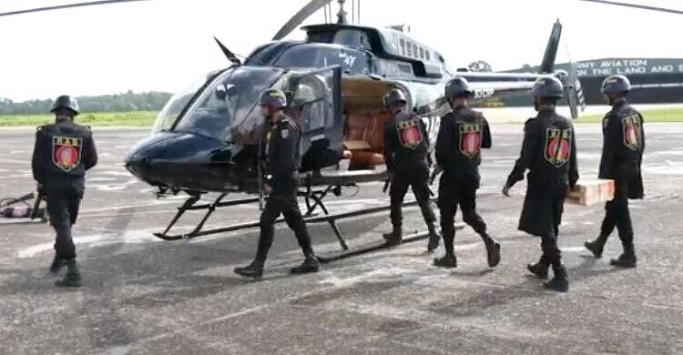 র‌্যাবের হেলিকপ্টার দিয়ে বন্যা দুর্গতদের উদ্ধার ও ত্রাণ বিতরণ